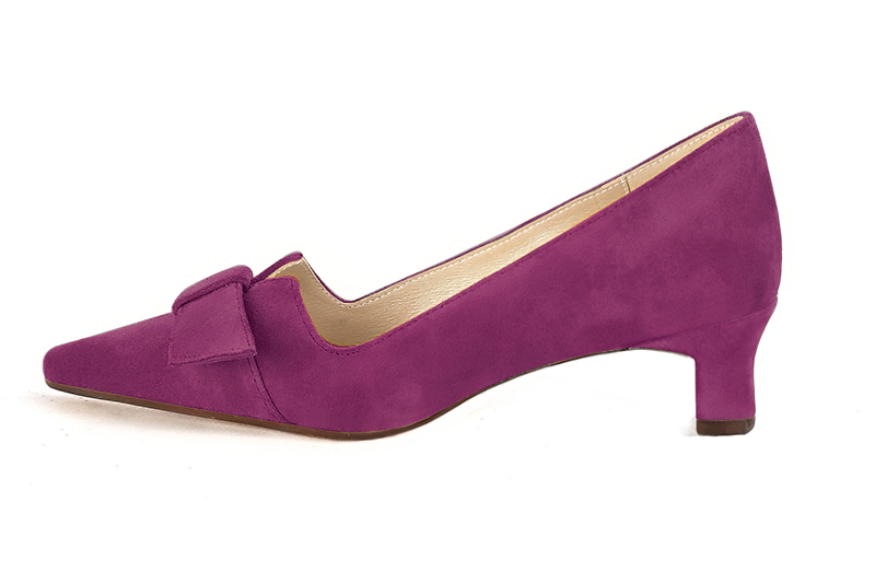 Mulberry purple women's dress pumps, with a knot on the front. Tapered toe. Low kitten heels. Profile view - Florence KOOIJMAN